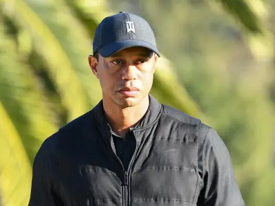 Tiger Woods regresa a Florida tras rehabilitación en Suiza
