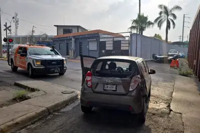 Tren impacta auto en San Nicolás; conductor resulta ileso