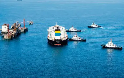 Trump anuncia plan para evacuar barcos en Ormuz; Irán acusa violación de tregua