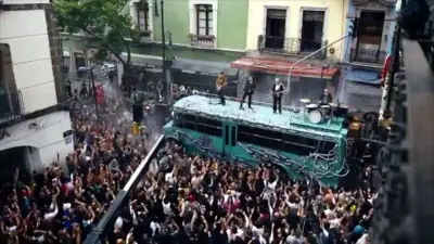 U2 sorprende al grabar video musical en el Centro Histórico de CDMX