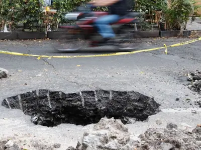 Urgen a reparar socavones en Xochimilco por riesgo a vialidad