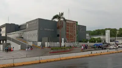 Vientos derriban estructura en fachada del Hospital IMSS en Tapachula