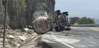 Vuelca pipa con 66 mil litros de gasolina en Tamaulipas