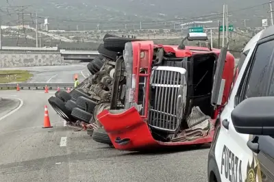 Vuelca tráiler por exceso de peso en carretera de Nuevo León
