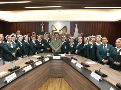 Zoé Robledo dialoga con enfermeras del IMSS para fortalecer la atención
