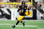 Aaron Rodgers renueva con Steelers y jugará su campaña 22