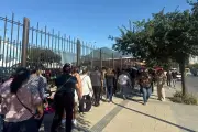 Abarrotan arena por evento de Apodaca; acusan sobrecupo