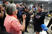 Activistas increpan a Pamanes por defender a Samuel García