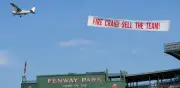 Aficionados de Boston sobrevuelan Fenway Park con pancarta de protesta