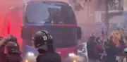Aficionados del Barcelona apedrean su propio autobús por error