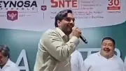 Alcalde de Reynosa desata polémica al cantar narcocorrido en Día del Maestro