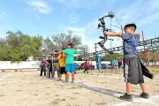 Apuntan alumnos con arco a concentración y paciencia