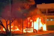 Arde vulcanizadora en la colonia Industrial; bomberos controlan incendio