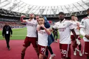 Arsenal mantiene esperanzas de título tras vencer al West Ham
