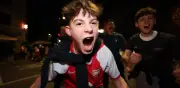 Arsenal y aficionados celebran el título de la Premier League