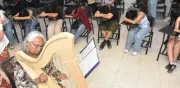 Arterapia reduce estrés en alumnos de la UANL con arpa y meditación