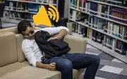 Audífonos para dormir: el hábito nocturno que daña tu audición
