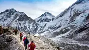 Avalancha en el Monte Everest: montañistas huyen al ser sorprendidos por la nieve