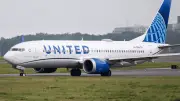Avión de United Airlines choca con poste y camión en Nueva Jersey