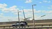 Avión de United Airlines golpea un camión en aeropuerto de EU