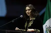 Ayuso acusa a Sheinbaum y España de ponerla en peligro en México