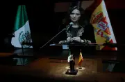 Ayuso defiende el mestizaje y se reúne con Rojo de la Vega en CDMX