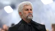 Bad Bunny sorprende en la MET Gala 2026 con look envejecido y bastón
