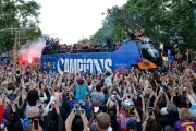 Barcelona celebra bicampeonato de Liga con desfile multitudinario