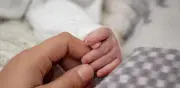 Bebé de un mes muere al caer de brazos de su padre adolescente en Apodaca