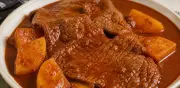 Bistecs en chile pasilla con papas: receta tradicional mexicana