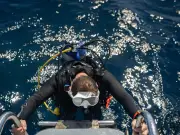 Buzo muere en Maldivas al rescatar a turistas italianos en cueva submarina