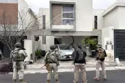 Caen 13 en cateos en García; aseguran droga y armas