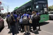 Camión verde se descompone por sobrecalentamiento en avenida principal