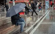 Caminar bajo la lluvia: beneficios y precauciones para tu salud