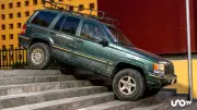 Camioneta cae en escalinata de centro de convenciones en Puebla; conductor pagará daños