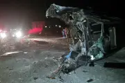 Camioneta destrozada en choque en obra de la Interserrana
