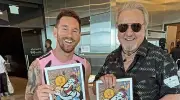 Carlos Villagrán cumple sueño: conoce a Messi y lo besa en la mejilla
