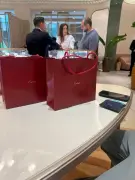 Carolyn Adams niega compras millonarias en Loro Piana; acusa difamación