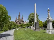 Cementerio de Brooklyn se llena de vida con Frida, Diego y el Día de Muertos