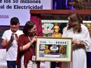 CFE y Lotería Nacional celebran 50 millones de usuarios con billete conmemorativo