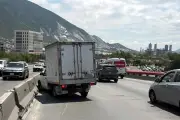 Choca contra muro divisor en Díaz Ordaz tras evadir cerron
