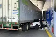 Choca tráiler contra vehículos en Constituyentes: hay heridos