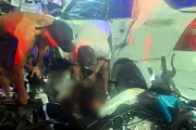 Chocan motociclistas contra taxi en Iztapalapa; hay heridos