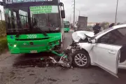 Choque contra Ruta 228 deja prensado en camioneta