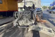 Choque y volcadura deja 2 heridos en el centro de la ciudad