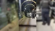 Conductor sube a ciclovía en Periférico; queda bajo custodia