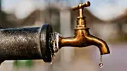Crisis hídrica en Torreón: madre baña a su hija en despachador de agua