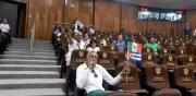 Cubanos increpan a diputada priista en Congreso de Veracruz