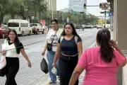 Dejan cable colgando a baja altura en peligrosa zona