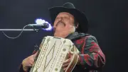 Demandan a Ramón Ayala y su hijo por abuso sexual; el cantante se defiende